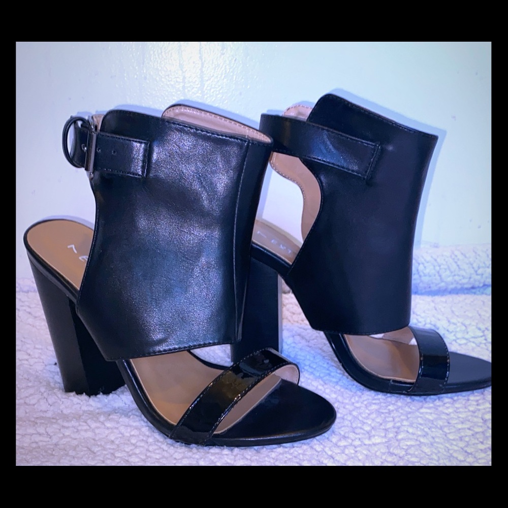 NWOT Eddie Marc Extreme Black Chunky 4" Heels